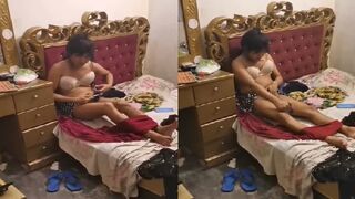 Didi videocall pe apne lover ko chut or boobs dikha rahi hai or bhai chupke se didi ka video banata hai