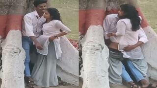 College groud mai ped k niche khade khade chudai karte college lover