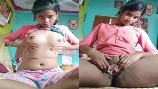 Desi teen girl dikha rahi hai boob or chut