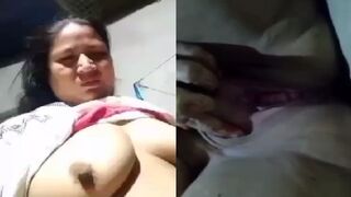 Desi mature aunty nai dikhai apne big boobs or chut