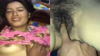 Bhabhi k boobs daba kiya jhaanto wali chut mai ungli