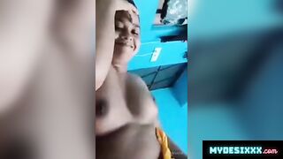 Bhabhi showing big boobs and bathing on vc
