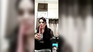 Horny bhabhi taking carrot inside pussy on vc