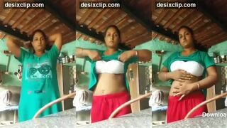 Desi bhabhi showing big ass and boobs