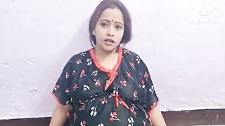 Desi indian bhabhi ne apni chut dikhaate hue chut mai ungli ki