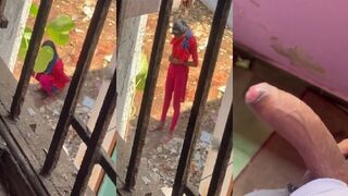 Khulle mai mut rahi padosan ladki ko dekh muth marta ladka
