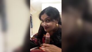 Beautiful benglai baudi chus rahi hai apne lover ka lund