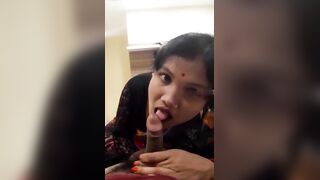 Beautiful benglai baudi chus rahi hai apne lover ka lund